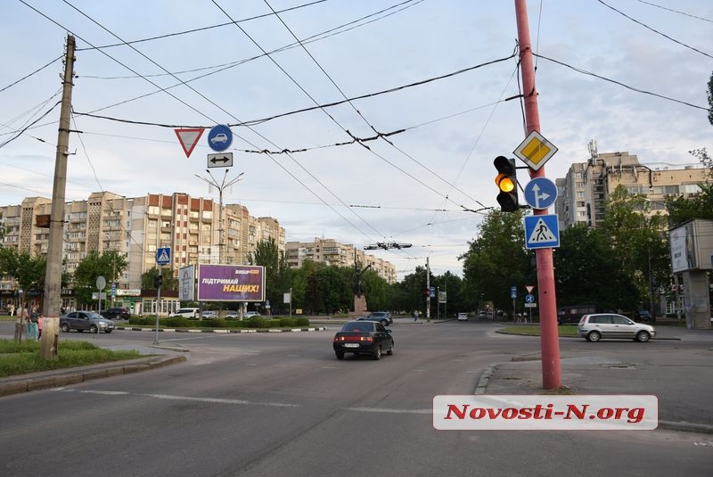 На одном из наиболее «аварийных» перекрестков Николаева вновь не работает светофор