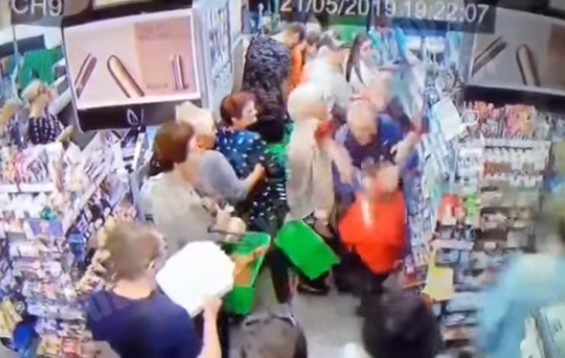 В Киеве пьяный мужчина в супермаркете пытался свернуть шею 9-летнему мальчику. ВИДЕО