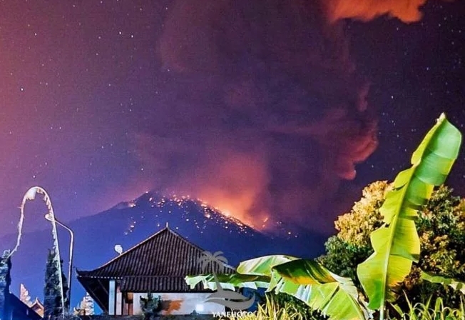 На Бали произошло извержение вулкана Агунг. ВИДЕО