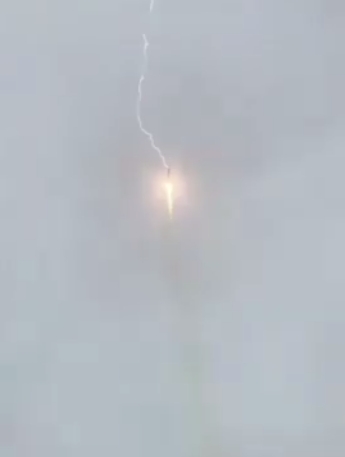В российскую ракету «Союз» прямо на взлете ударила молния. ВИДЕО