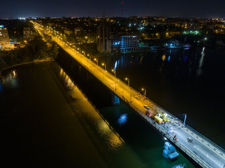 Ночью в Николаеве разводили Варваровский мост для ремонта. ФОТО