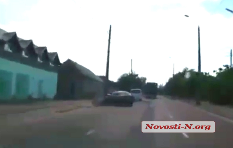 ДТП в Варваровке: микроавтобус «вытолкнул» легковушку в столб. ВИДЕО