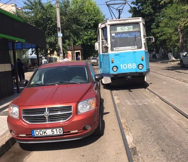 В Николаеве припаркованная иномарка заблокировала движение трамваев по Потемкинской