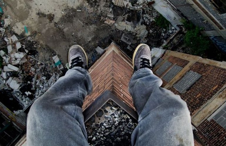 На Николаевщине спасатели уговорили мужчину не прыгать с 14 этажа