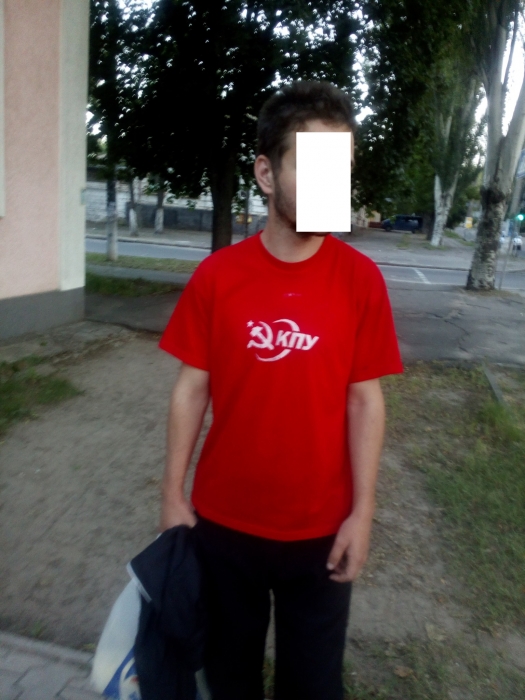В Николаеве парень гулял в футболке с надписью «КПУ» — его отвезли в райотдел
