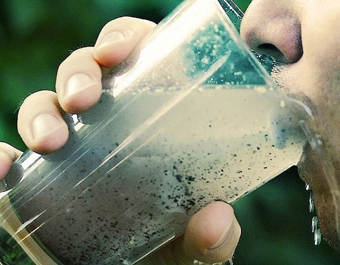 В РФ чиновнику надоели жалобы жителей, и он выпил воду с червями