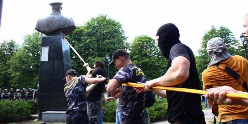 В Харькове радикалы свалили бюст Жукова