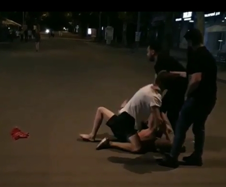 В Николаеве на главной улице произошла драка — прохожие смеялись и снимали на видео