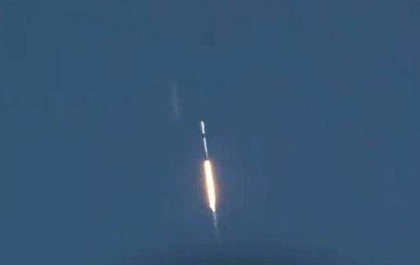 Компания Илона Маска запустила ракету Falcon 9 с тремя спутниками. ВИДЕО
