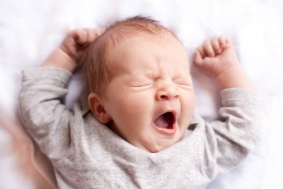 Ученые выяснили, почему люди зевают и как этот рефлекс связан с жарой