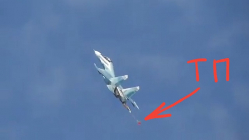 У Су-30 сработал тормозной парашют во время показательного полета над Севастополем
