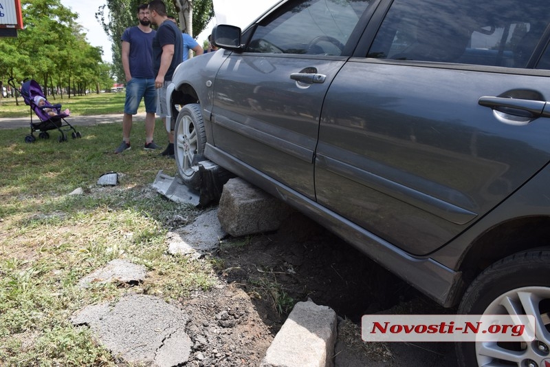 Ð ÑÐµÐ½ÑÑÐµ ÐÐ¸ÐºÐ¾Ð»Ð°ÐµÐ²Ð° Mitsubishi, Ð¾Ñ ÑÐ´Ð°ÑÐ° Chrysler, Ð²ÑÐ»ÐµÑÐµÐ» Ð½Ð° Ð±Ð¾ÑÐ´ÑÑ Ð¸ Ð·Ð°Ð´ÑÐ¼Ð¸Ð»ÑÑ 