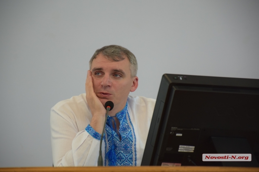 Весь негатив, связанный с «реконструкцией» Соборной площади, Сенкевич хочет свалить на депутатов