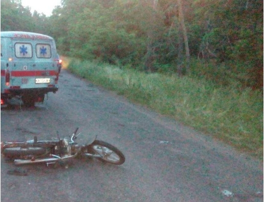 На трассе под Днепром неизвестный сбил мотоциклиста и оставил его на дороге