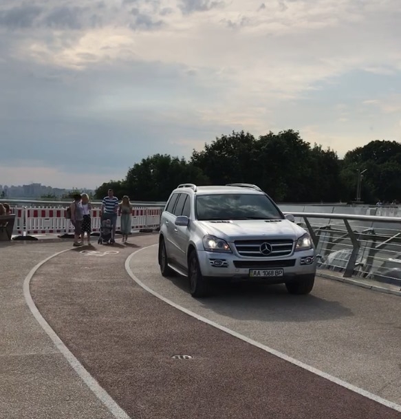 В Киеве разыскивают водителя, катавшегося на «Мерсе» по «мосту Кличко»