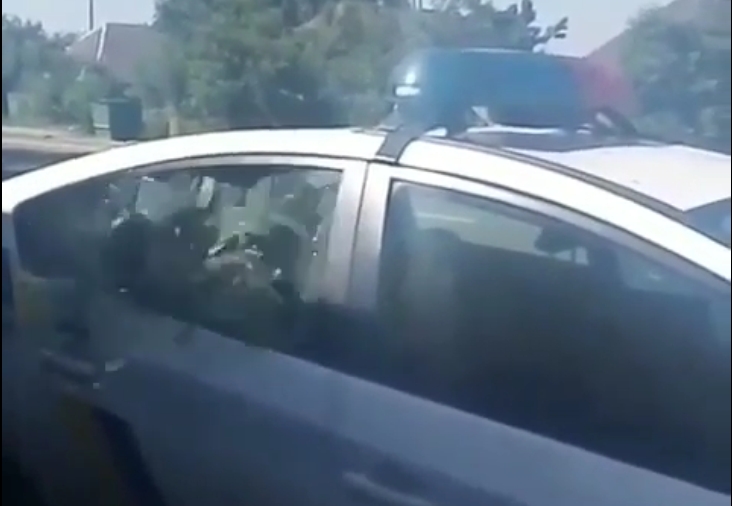 В Николаеве пьяный мужчина разбил полицейским стекло в авто. Видео
