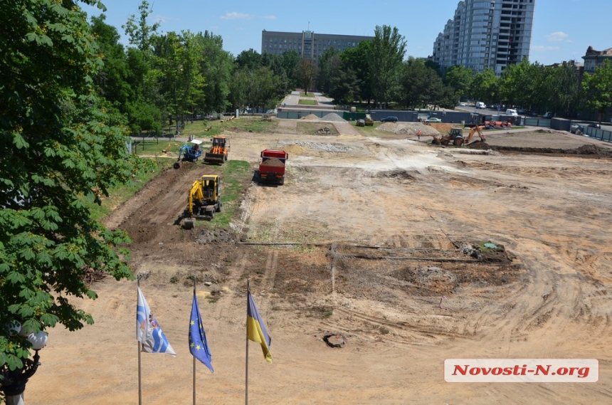 В рамках реконструкции площади Соборной в Николаеве спилили 45-летние ели