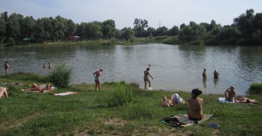 В Луганской области 18 человек отравились, искупавшись в озере