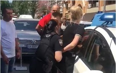 В Киеве полицейские за съемку видео заковали женщину в наручники. ВИДЕО
