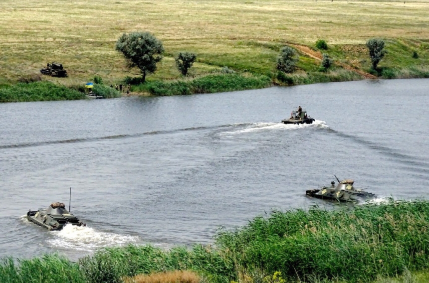 Под Николаевом пехотинцы показали, как преодолевают водные преграды. ФОТО