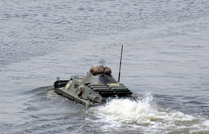 Под Николаевом пехотинцы показали, как преодолевают водные преграды. ФОТО