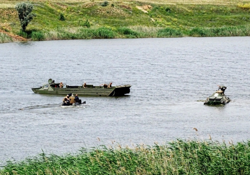 Под Николаевом пехотинцы показали, как преодолевают водные преграды. ФОТО