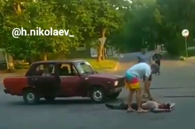 В Николаеве мужчина решил отдохнуть прямо на дороге. ВИДЕО