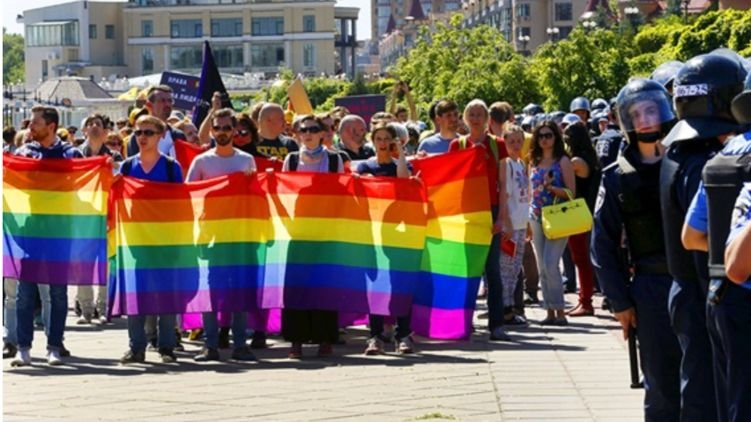 На марше ЛГБТ прошли строем 30 военных