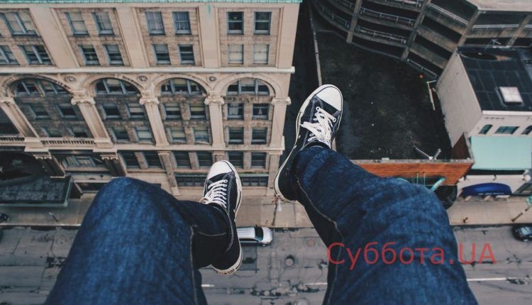 В Запорожской области парень пытался прыгнуть с крыши недостроя. ВИДЕО
