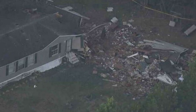 Пассажирский самолет упал на жилой дом: есть погибшие