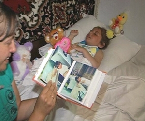 В Николаевской области 4-летняя девочка уже год находится в коме. На лечение нужны большие деньги