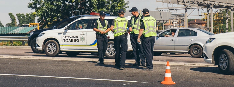 В Киеве водитель BMW наехал на ногу полицейскому