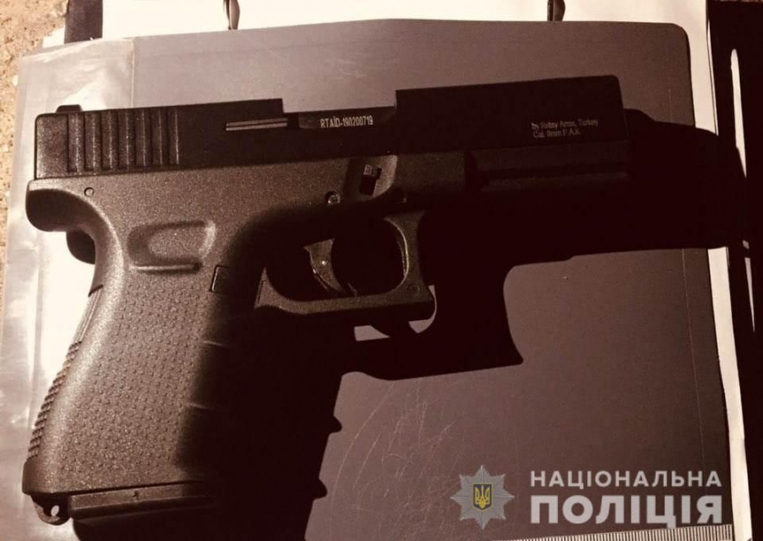 Под Киевом мужчина с пистолетом напал на съемочную группу, снимавшую ритуалы экстрасенсов