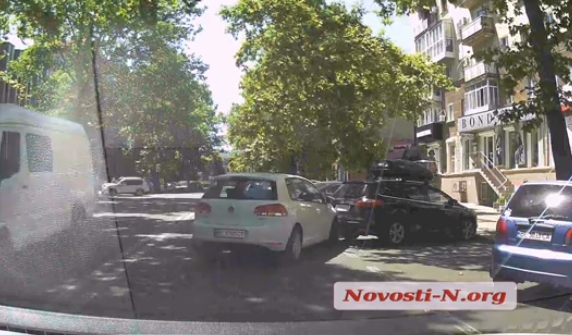 В центре Николаева девушка на «Фольксвагене» ударила припаркованный «Форд» и уехала. ВИДЕО