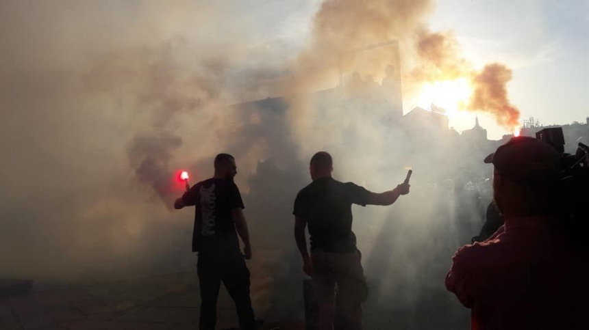 Майдан в дыму: националисты и порохоботы протестуют против регистрации ЦИК Шария и Клюева