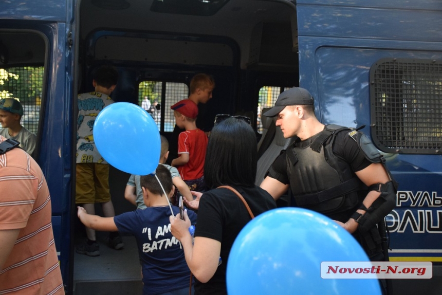 В центре Николаева с размахом отмечают День полиции Украины