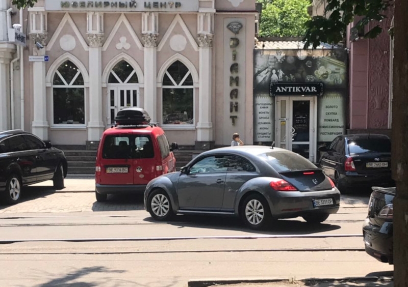 В Николаеве водитель «Фольксвагена» ударил припаркованный автомобиль и уехал. ВИДЕО