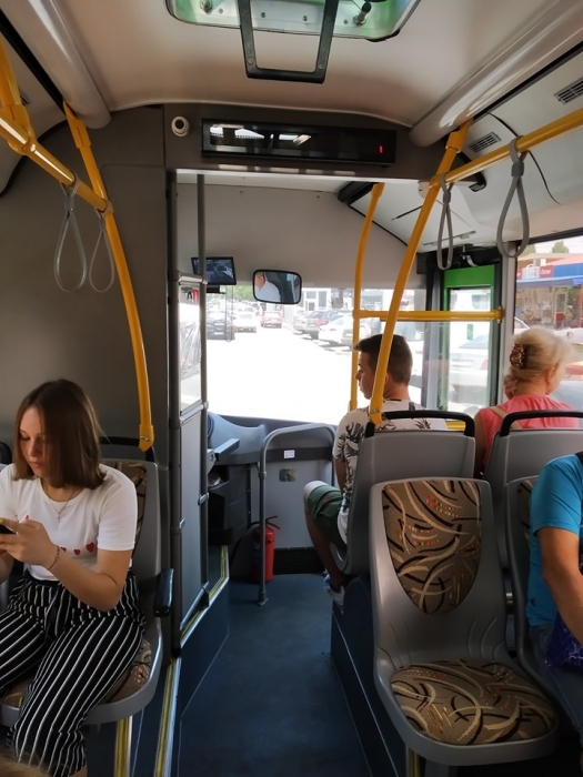 В Николаеве в новом лизинговом автобусе пассажир выбил двери ударом ноги