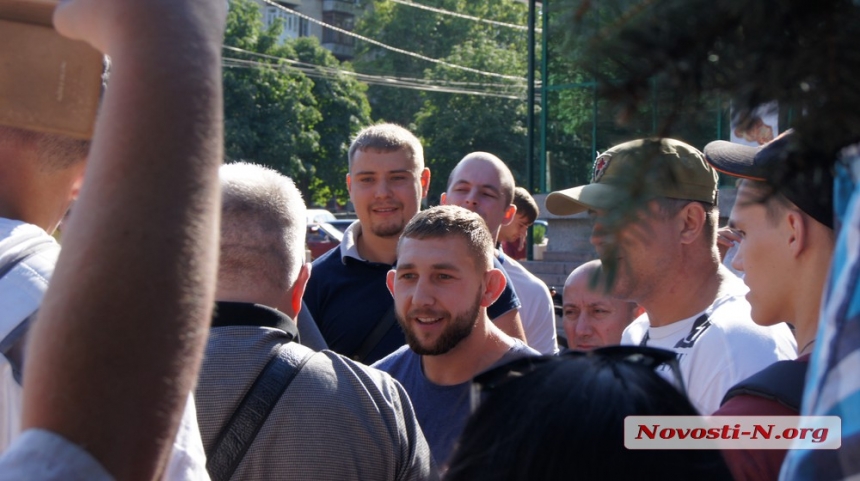 В Николаеве активисты срывали акцию сторонников Шария — в ход пошли зубочистки
