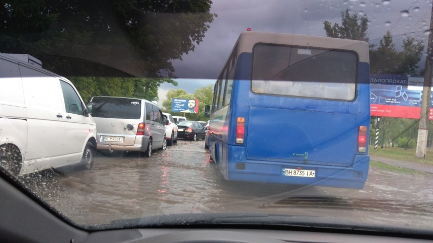На Николаев утром обрушился ливень: часть улиц затопило. ВИДЕО