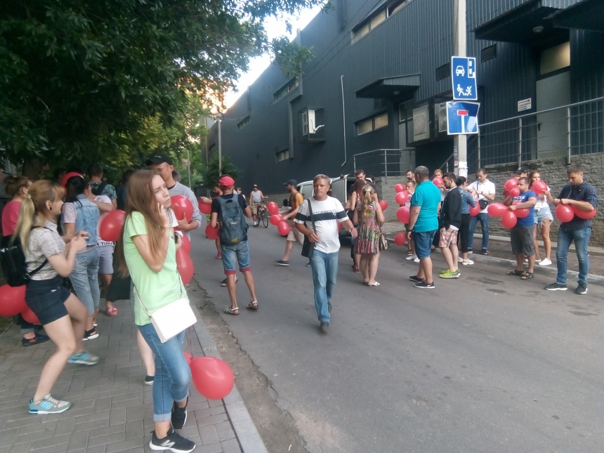 В Николаеве снова раздавали красные шарики — обошлось без инцидентов
