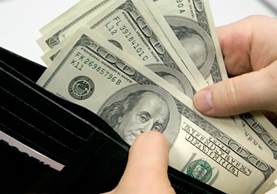 Верховный суд разрешил определять зарплату украинцам в валюте