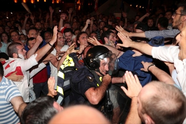 В Тбилиси начались столкновения между митингующими