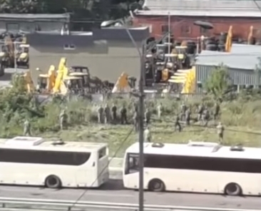 Бойцы Нацгвардии в Киеве массово справили малую нужду прямо у дороги. ВИДЕО