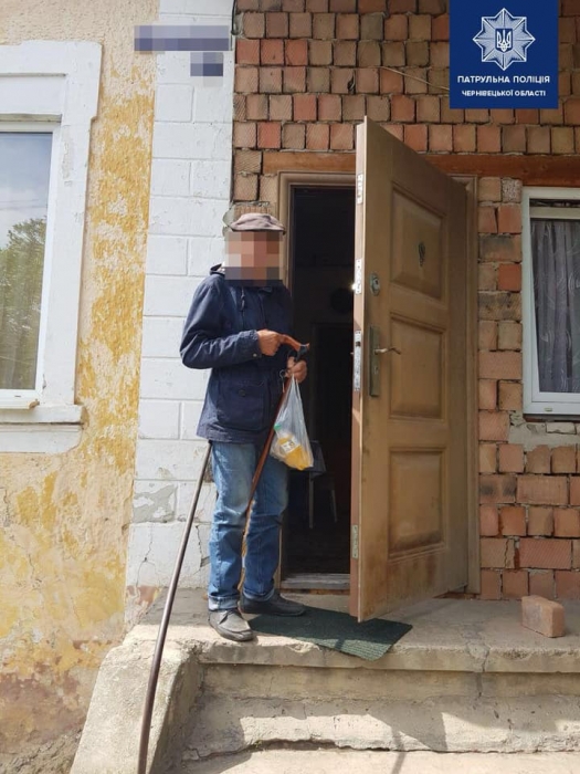 В Черновцах полицейские вернули домой 93-летнего дедушку, забывшего, где он живёт