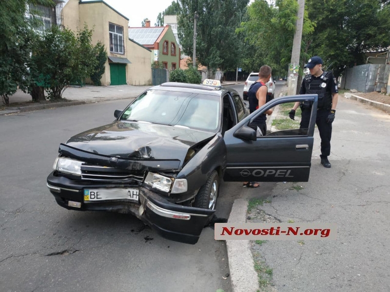 В центре Николаева таксист на «Опеле» врезался в дерево