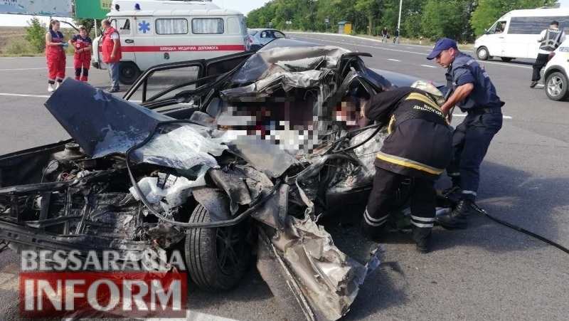 Под Одессой грузовик расплющил Volkswagen, погибли четыре человека. ВИДЕО