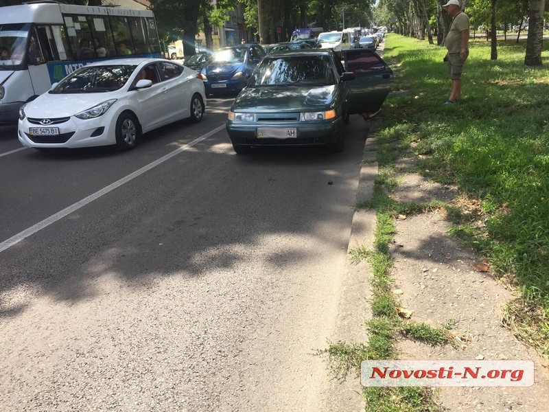 В центре Николаева столкнулись «Форд» и «Лада» — на проспекте пробка