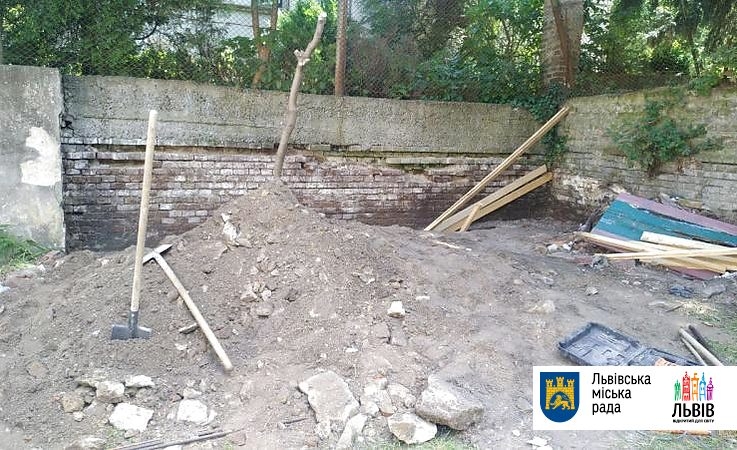 Во Львове обвалилась стена детского сада, один человек погиб