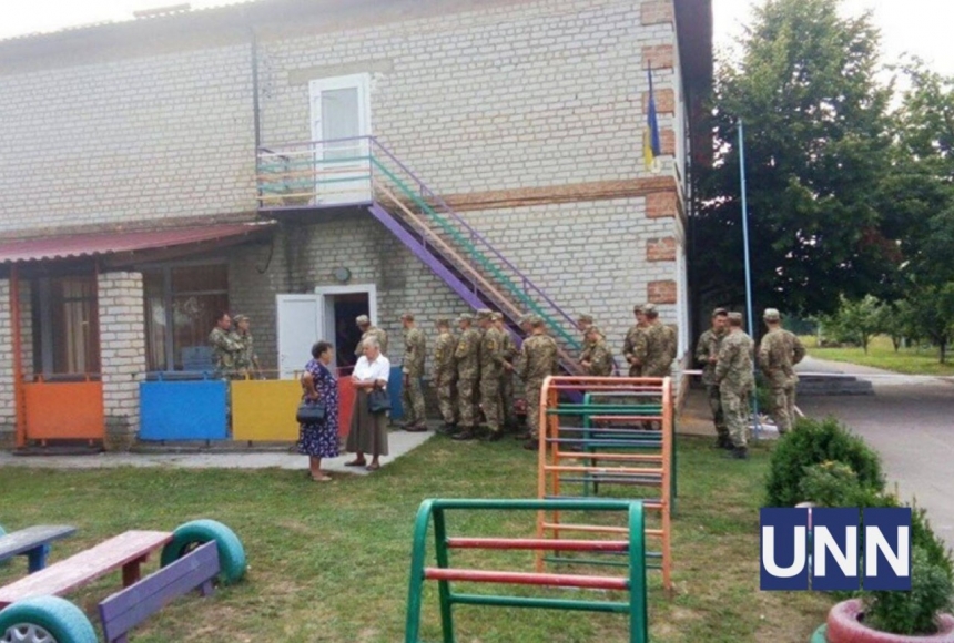 В Кировоградской области военные демонстрируют заполненные бюллетени командиру